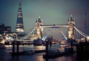 Widok na oświetlony Most Wieżowy Londyn